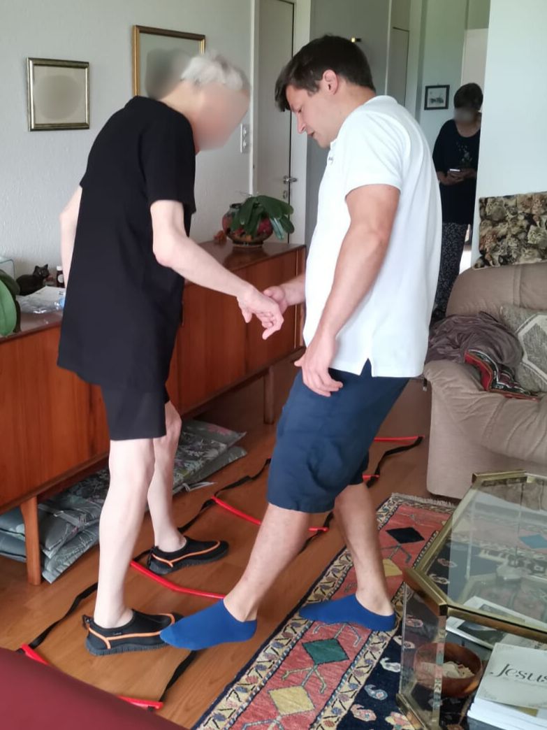 Exercice de marche accompagné par Enguerran Puche dans le salon d’une patiente