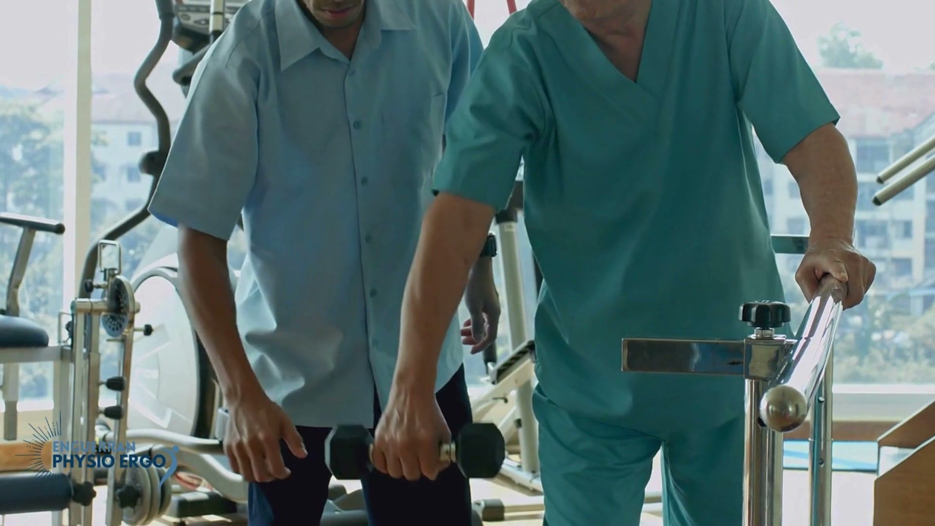 Rééducation de la marche entre des barres parallèles, accompagnée par un physiothérapeute