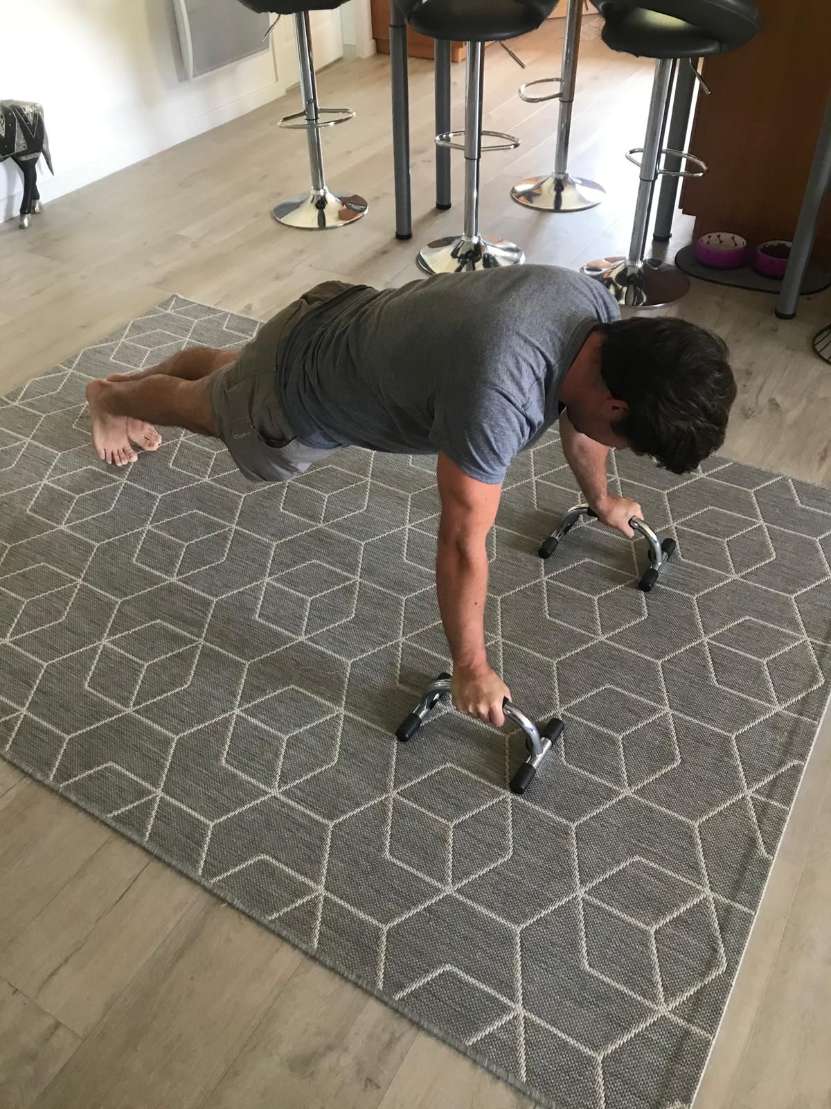 Exercice de renforcement musculaire réalisé à la maison