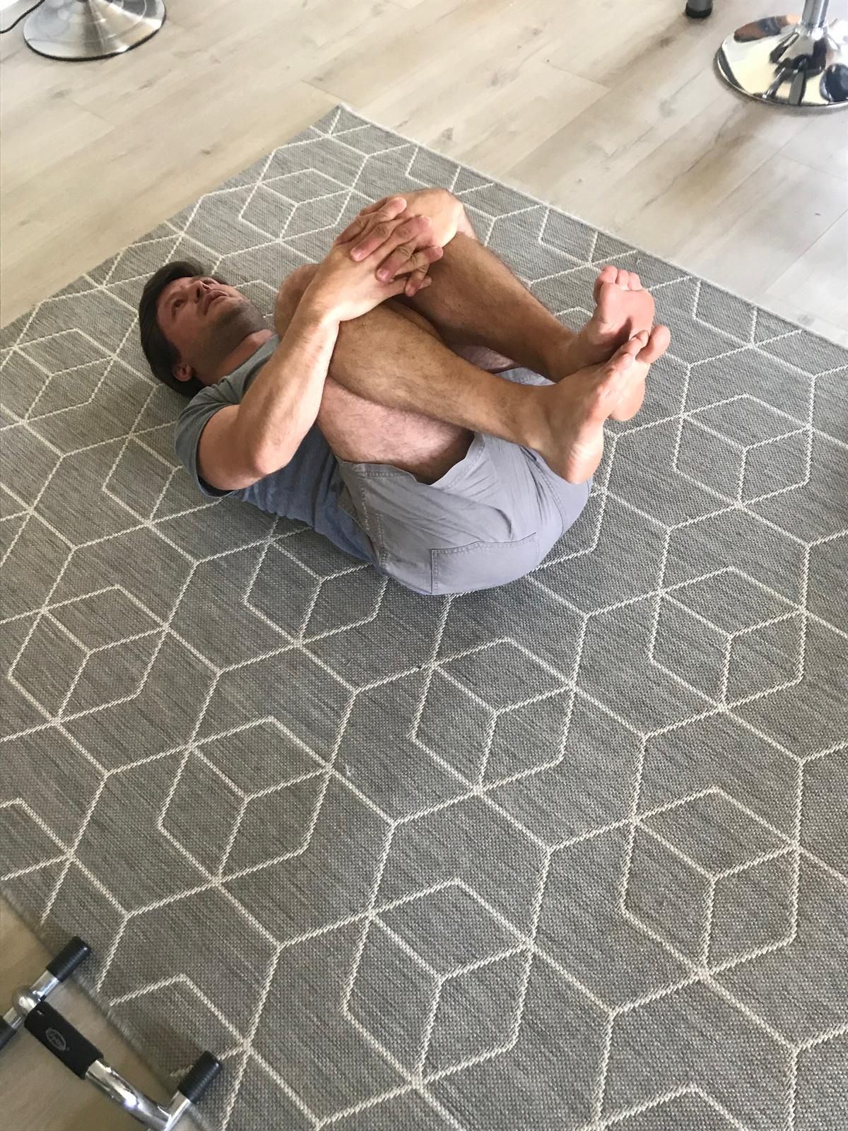 Patient réalisant un exercice postural au sol, à domicile